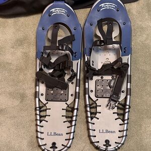 L.L. Bean Pathfinder 26 Adjustable Snow Shoes-Like New. With travel/ carry case.